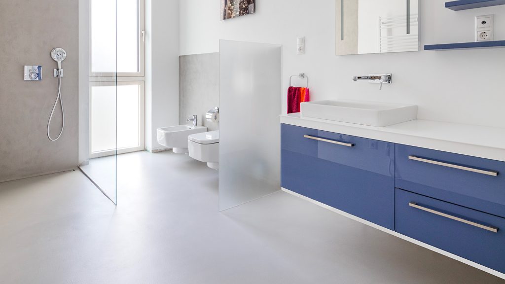 Bagno moderno senza piastrelle con Microcemento