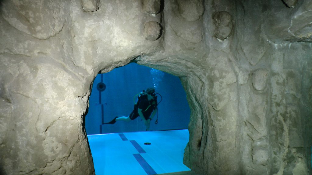 Grotta con rocce artificiali