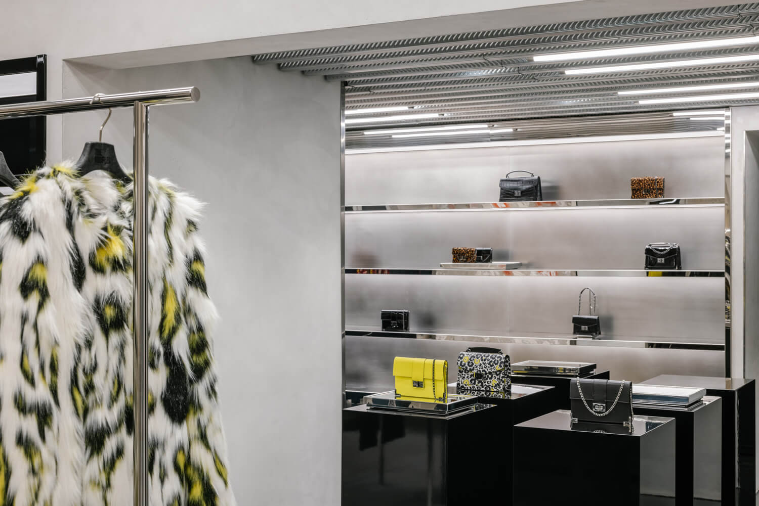 Worku Butic The Kooples-Boutique auf den Champs Elysées - Fußböden und Wandfliesen ...